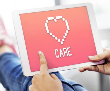 Dijital tablet kullanan kişi