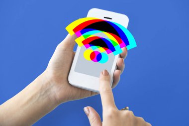 insan elinden tutarak cep telefonu