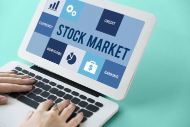 Dizüstü bilgisayarda çalışan kadın