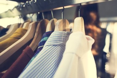 Askıları deposundaki giysilerle