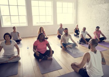 Joga sınıfındaki yapan insanlar