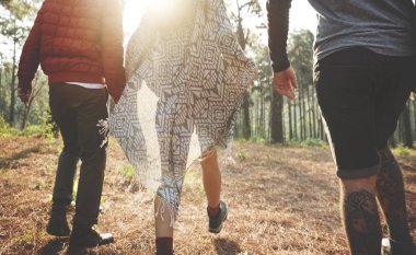 ormanda yürüyüş arkadaş