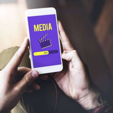 Akıllı telefon kullanan adam