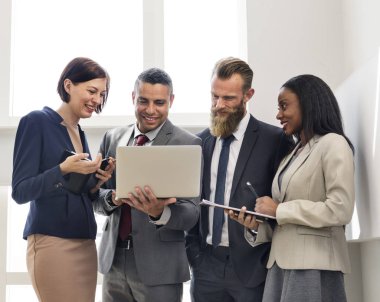 birlikte çalışan iş adamları