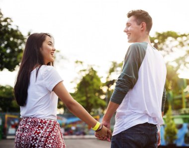 güzel çift eğlence parkı