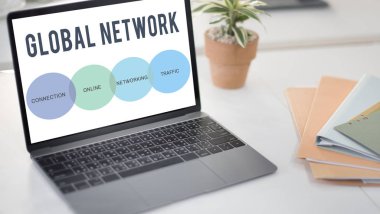 çalışma alanı tablo açılan laptop