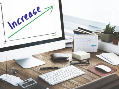 bilgisayar monitöründe ofis çalışma masası