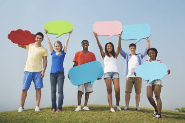 arkadaşlar açık havada tutan konuşma balonları