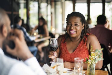 İnsanlar restoranda akşam yemeği