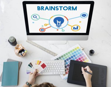 bilgisayarda çalışan tasarımcı