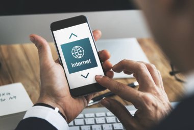 Akıllı telefon kullanan iş adamı