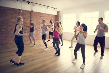 İnsanlar egzersiz sınıfında