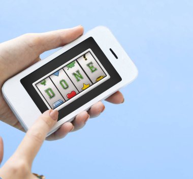 Cep telefonu ellerinde.