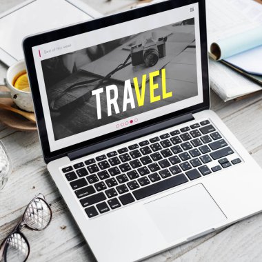 çalışma alanı tablo açılan laptop