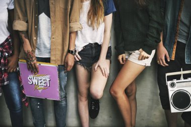 Gençler rahat kıyafetler içinde