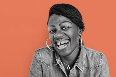 Afrikalı kadın gülüyor