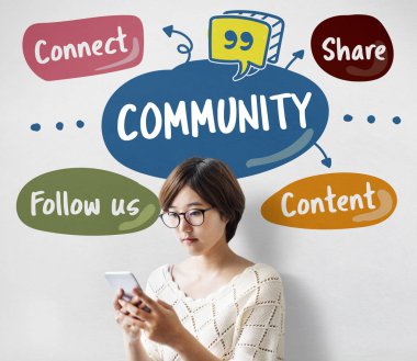 Akıllı telefon kullanan kadın