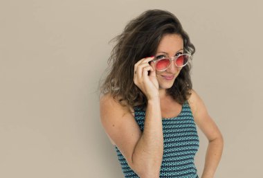 kadın güneş gözlüğü ayarlama