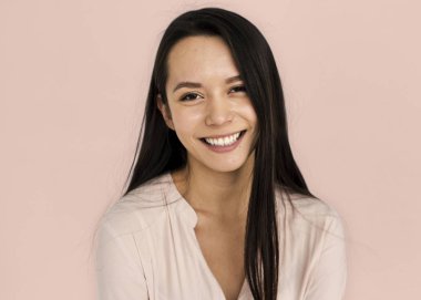 Uzun saçlı genç bir kadın.