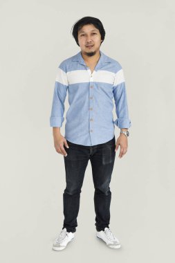 Asya stüdyoda poz adam