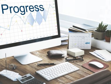 bilgisayar monitöründe ofis çalışma masası