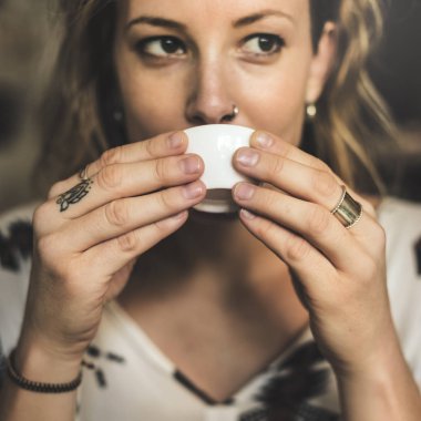 Genç bayan çay içiyor.