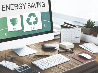 bilgisayar monitöründe ofis çalışma masası