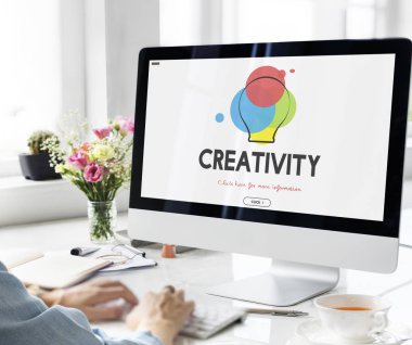 bilgisayar ile çalışan kadın