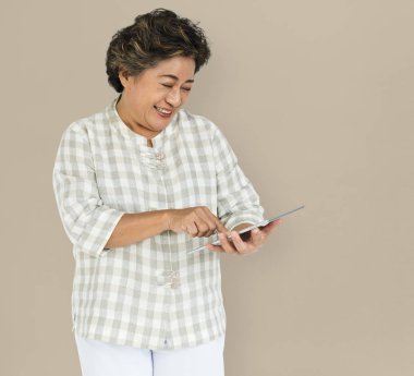  dijital tablet kullanan kadın