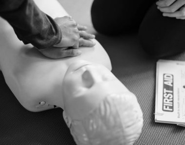 CPR ilk yardım eğitimi öğrenme insanlar 