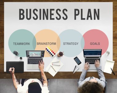 dizüstü bilgisayarlarda çalışan insanlar