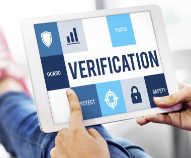 Dijital tablet kullanan kişi