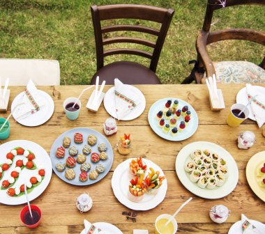 tablo üzerinde çeşitli yemekler