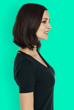 Kısa saçlı güzel bir kadın.