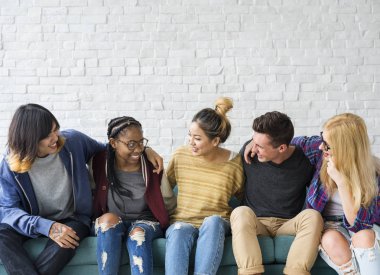 Öğrenciler birlikte sarılma