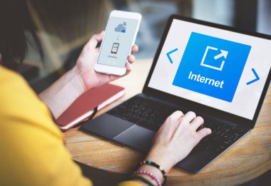 Dizüstü bilgisayar kullanan genç kadın