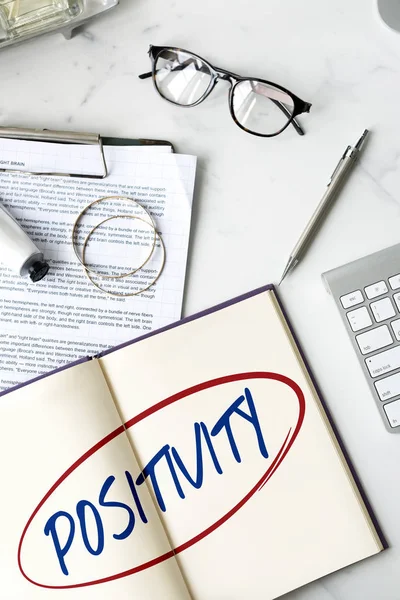 Mesa de trabalho com livro aberto — Fotografia de Stock