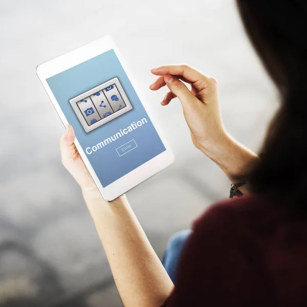 Vrouw in digitale tablet doorbladeren — Stockfoto