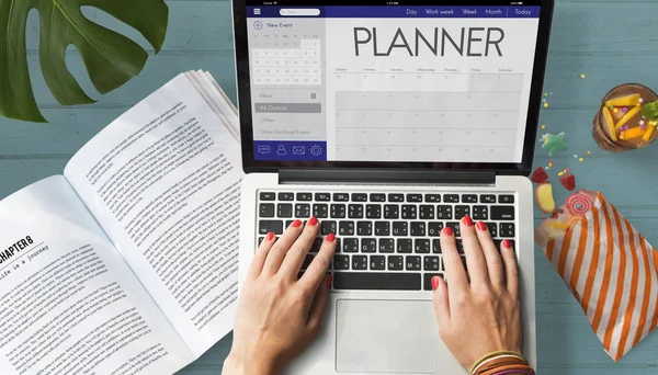 Woman hands typing on laptop — Stock Photo, Image