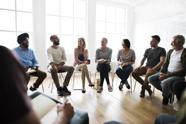 Personnes présentes à la réunion au bureau — Photo