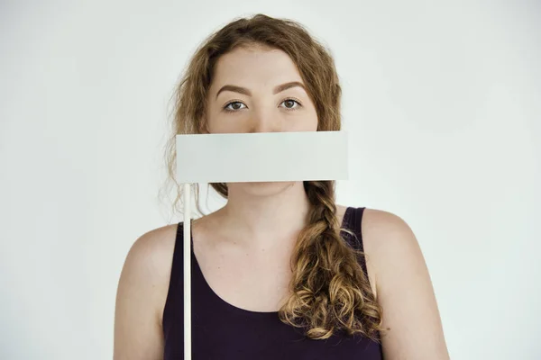 Mujer Cubrir la boca con blanco . — Foto de Stock