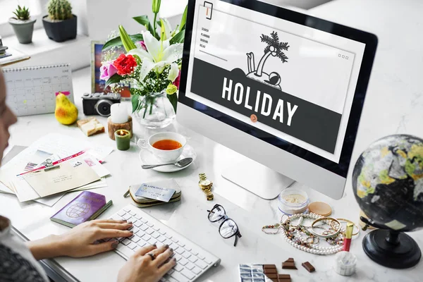 bilgisayar ile çalışan kadın