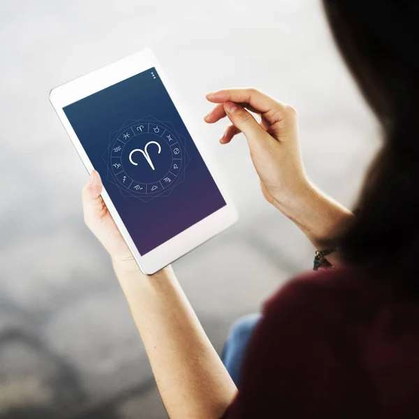 Mujer navegando en tableta digital — Foto de Stock