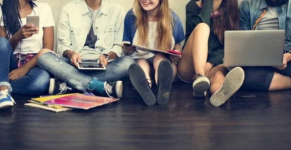 Freunde hängen zusammen — Stockfoto