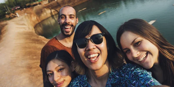 Amigos tomando selfie no lago — Fotografia de Stock