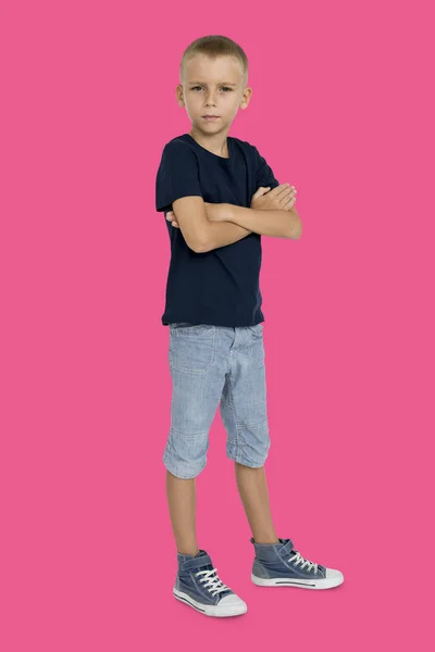 Σοβαρά μικρό αγόρι με σταυρωμένα χέρια — Φωτογραφία Αρχείου