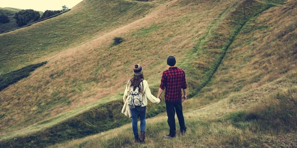 Par vandrare i bergen — Stockfoto