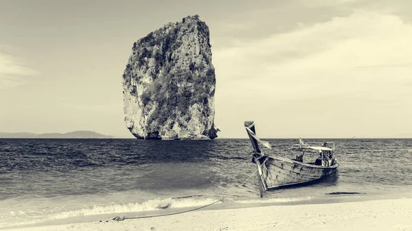 Barca lunga coda sulla spiaggia — Foto Stock