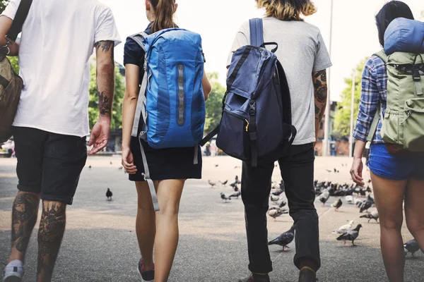 Vänner resa med ryggsäckar — Stockfoto