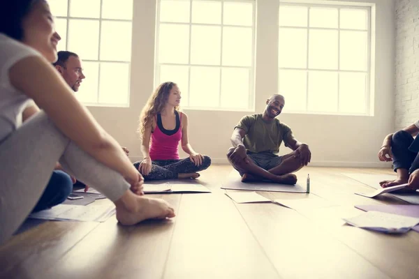 Pessoas fazendo joga na classe — Fotografia de Stock